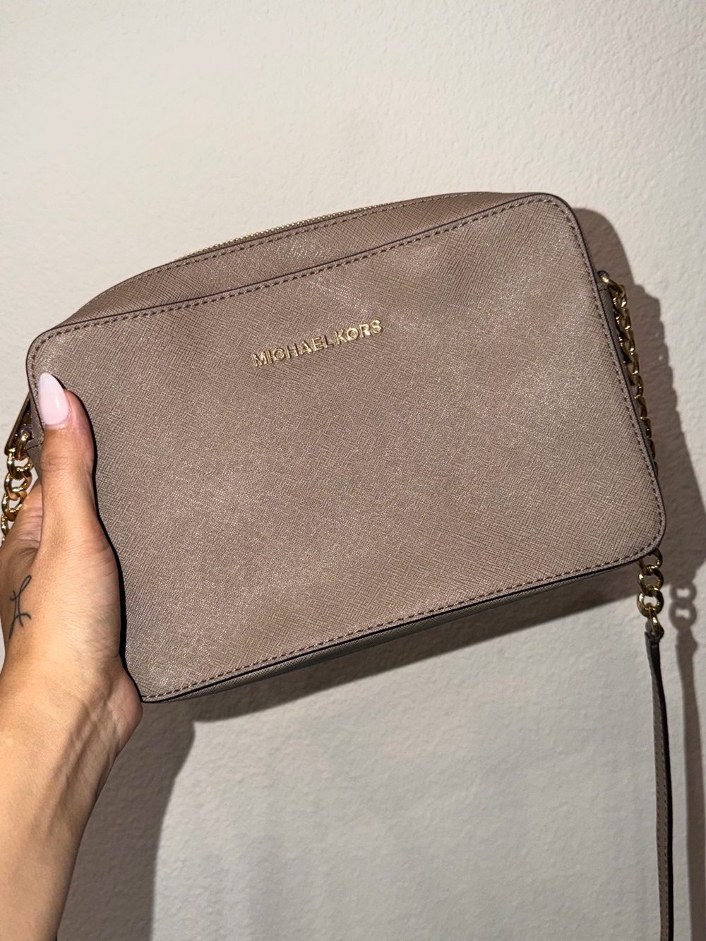 Michael Kors taupe crossbody bag in like-new condition 🤎